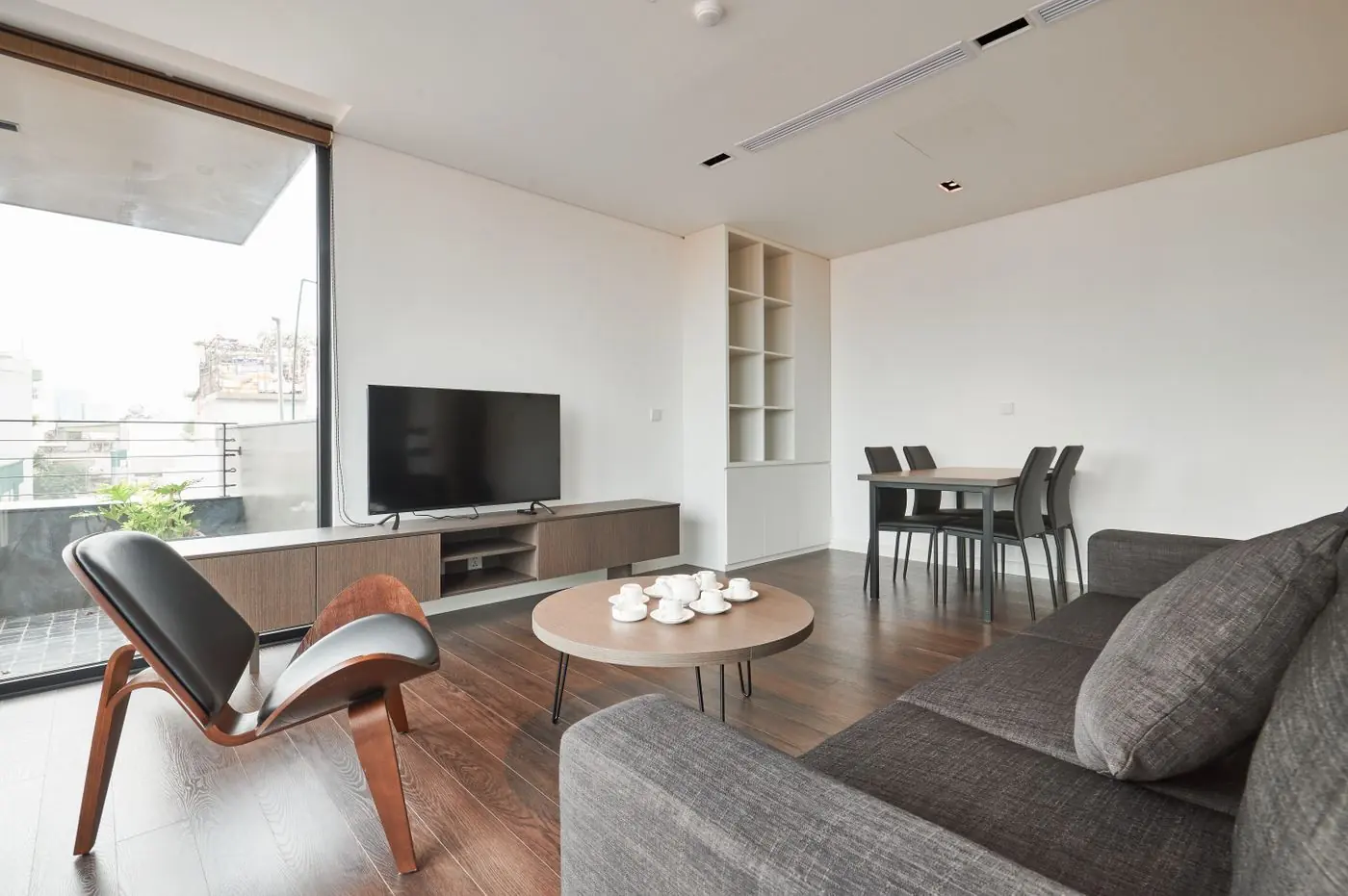 Moderne woonkamer met houten vloer